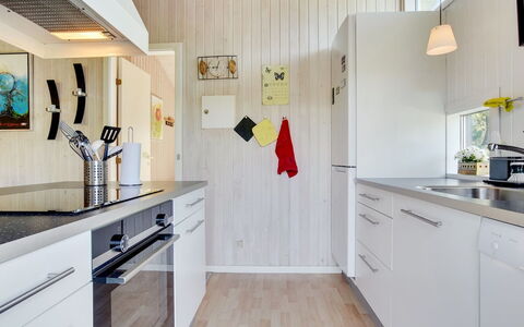 Aletha - 180M from the Sea: Küche, Countertop, Interior Design, Flooring, Holz, Küchengerät, Möbel, Major Appliance, Fussboden, Cabinetry