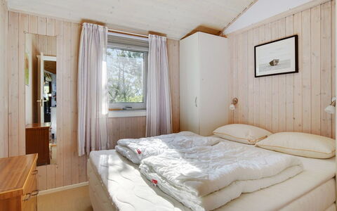 Aletha - 180M from the Sea: Holz, Schlafzimmer, Zuhause, Bett, Haus, Interior Design, Bettdecke, Bedding, Tür, Hütte