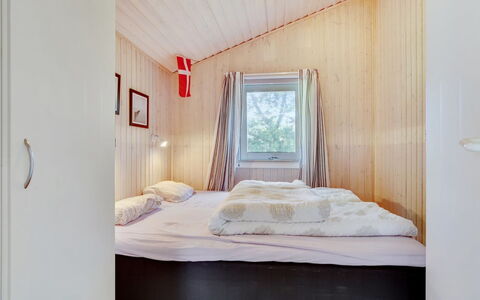 Aletha - 180M from the Sea: Holz, Schlafzimmer, Interior Design, Bett, Fussboden, Flooring, Decke, Bettdecke, Zuhause, Bedding
