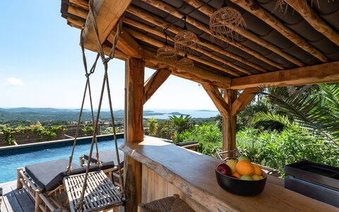 Villa Casaben: Wasser, Eigentum, Pflanze, Himmel, Tabelle, Holz, Gartenmöbel, Schatten, Gebäude, Eco Hotel