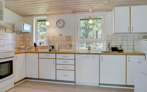 Orvokki - 125M from the Sea: Küche, Countertop, Küchengerät, Holz, Flooring, Interior Design, Major Appliance, Cabinetry, Decke, Spüle