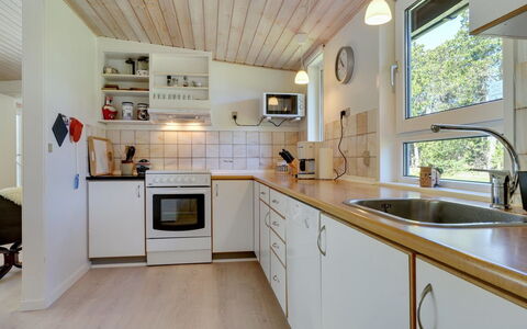 Orvokki - 125M from the Sea: Küche, Countertop, Flooring, Holz, Interior Design, Küchengerät, Decke, Fussboden, Cabinetry, Major Appliance