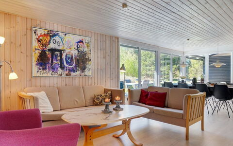 Orvokki - 125M from the Sea: Möbel, Interior Design, Flooring, Holz, Decke, Fussboden, Wohnzimmer, Zuhause, Light Fixture, Couch