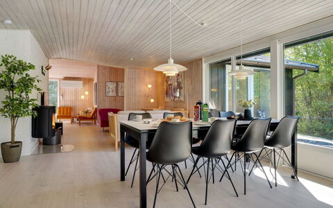 Orvokki - 125M from the Sea: Holz, Interior Design, Zuhause, Decke, Flooring, Möbel, Light Fixture, Wohnzimmer, Küche & Esszimmer Tisch, Holzboden