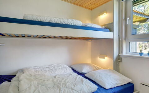 Orvokki - 125M from the Sea: Bett, Schlafzimmer, Etagenbett, Interior Design, Bettdecke, Holz, Bedding, Möbel, Fussboden, Decke