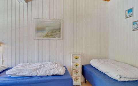 Orvokki - 125M from the Sea: Holz, Schlafzimmer, Fussboden, Bett, Flooring, Interior Design, Decke, Bettdecke, Bedding, Bettrahmen