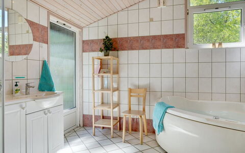 Orvokki - 125M from the Sea: Flooring, Interior Design, Fussboden, Armatur, Decke, Badezimmer, Installation, Fliese, Zapfhahn, Zimmer