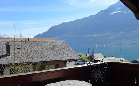 Chalet Vamika: Himmel, Wolke, Eigentum, Berg, Fenster, Gebäude, Azurblau, Wasser, Haus, Landschaft