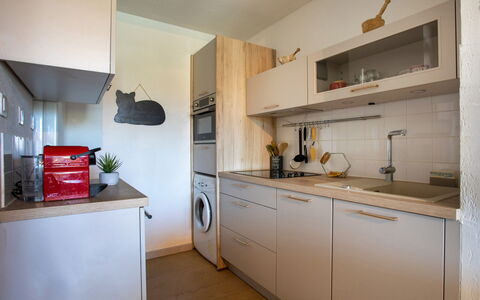 Le Lagon Bleu: Cabinetry, Eigentum, Countertop, Holz, Interior Design, Küche, Gebäude, Die Architektur, Herd, Sinken