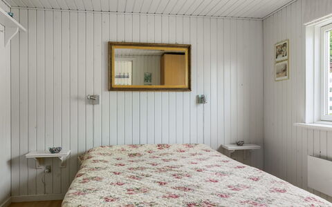 Tekla - 70M to the Fjord: Holz, Schlafzimmer, Interior Design, Bett, Decke, Bettdecke, Bedding, Fussboden, Flooring, Linens