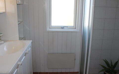 Tekla - 70M to the Fjord: Wand, Flooring, Holz, Fussboden, Interior Design, Armatur, Zimmer, Fliese, Installation, Badezimmer