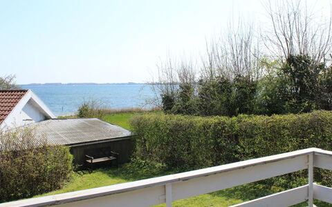 Tekla - 70M to the Fjord: Dach, Zuhause, Hütte, Abstellgleis, Schatten, Bauernhaus, Estate, Auffahrt, Gartenbauten, Garten