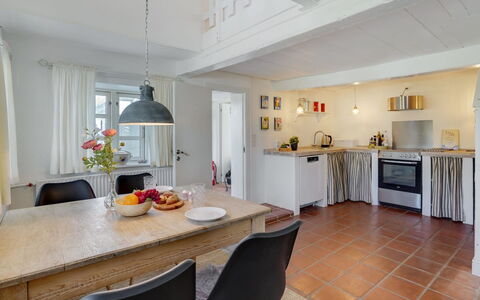 Gyril - 100M from the Sea: Möbel, Küche, Interior Design, Flooring, Countertop, Fussboden, Holz, Decke, Cabinetry, Küchengerät