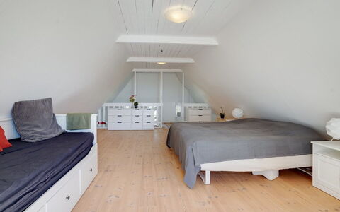 Gyril - 100M from the Sea: Möbel, Flooring, Interior Design, Fussboden, Schlafzimmer, Bett, Holz, Decke, Holzboden, Zimmer