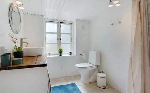 Gyril - 100M from the Sea: Badezimmer, Armatur, Wand, Flooring, Fussboden, Interior Design, Sinken, Zapfhahn, Installation, Bad Sink