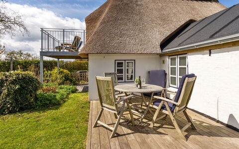 Gyril - 100M from the Sea: Zuhause, Dach, Hütte, Dachdecken, Estate, Bauernhaus, Stuhl, Balkon, Eco Hotel, Deck