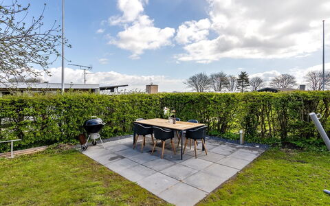 Gyril - 100M from the Sea: Strauch, Garten, Grundstueck, Ground, Landscaping, Rasen, Schatten, Gartenmöbel, Garten