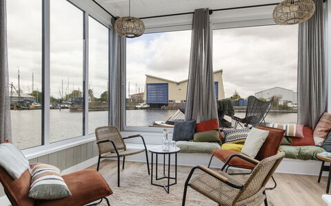 Harboursuite 2 Incl. Motorboot: Möbel, Eigentum, Gebäude, Couch, Fenster, Stuhl, Tabelle, Komfort, Himmel, Schatten
