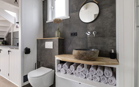 Harboursuite 2 Incl. Motorboot: Spiegel, Eigentum, Armatur, Interior Design, Badezimmer, Sinken, Beleuchtung, Die Architektur, Bad Sink, Badezimmerschrank