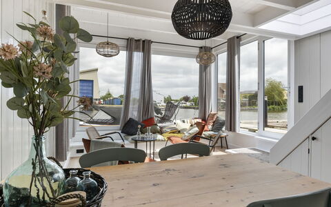 Harboursuite 2 Incl. Motorboot: Tabelle, Möbel, Pflanze, Eigentum, Stuhl, Fenster, Schatten, Interior Design, Zimmerpflanze, Holz