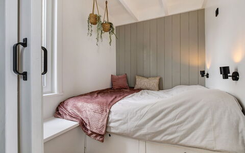 Harboursuite 2 Incl. Motorboot: Möbel, Eigentum, Komfort, Holz, Gebäude, Bettrahmen, Interior Design, Schatten, Fussboden, Haus