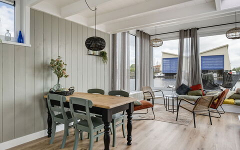 Harboursuite 2 Incl. Motorboot: Tabelle, Möbel, Eigentum, Stuhl, Holz, Couch, Interior Design, Zimmerpflanze, Fussboden, Flooring
