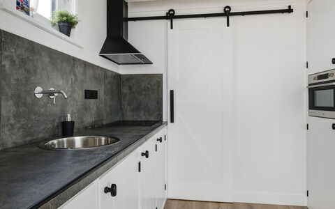 Harboursuite 2 Incl. Motorboot: Cabinetry, Sinken, Countertop, Gebäude, Zapfhahn, Spüle, Küche, Pflanze, Zimmerpflanze, Armatur