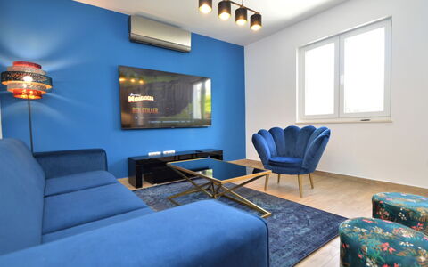 Ukić: Tabelle, Geschirr, Himmel, Möbel, Kelche, Weinglas, Teller, Wasser, Drinkware, Azurblau