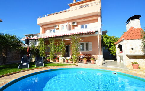 Ukić: Pflanze, Möbel, Himmel, Eigentum, Tabelle, Gebäude, Wolke, Fenster, Stuhl, Gartenmöbel