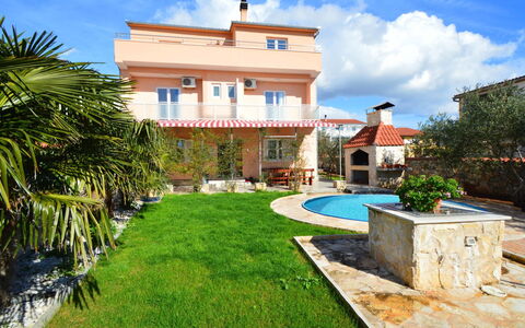 Ukić: Pflanze, Möbel, Himmel, Eigentum, Tabelle, Gebäude, Wolke, Fenster, Stuhl, Gartenmöbel