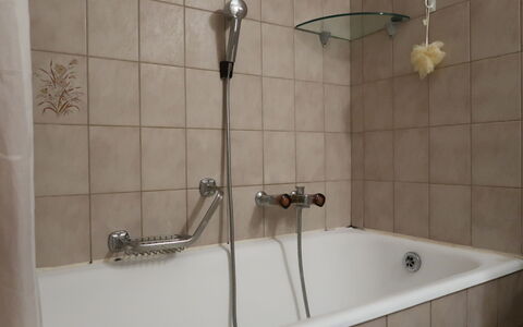 Pérolles: Badewanne, Armatur, Duschkopf, Zapfhahn, Badezimmer, Dusche, Interior Design, Fussboden, Brausenstange