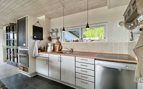 Frithger - 300M from the Sea: Küche, Countertop, Interior Design, Flooring, Cabinetry, Holz, Decke, Möbel, Küchengerät, Major Appliance