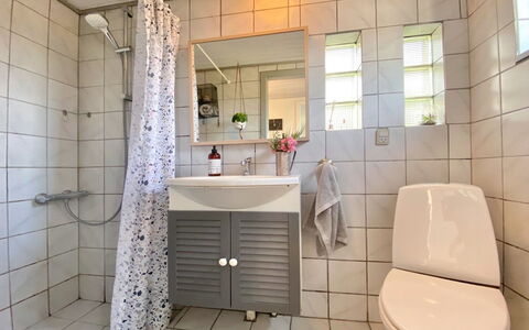 Frithger - 300M from the Sea: Armatur, Bad Sink, Interior Design, Flooring, Sinken, Badezimmer, Fussboden, Zapfhahn, Toilette, Installation