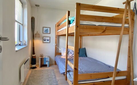 Frithger - 300M from the Sea: Möbel, Flooring, Fussboden, Holz, Interior Design, Etagenbett, Schlafzimmer, Bett, Decke, Zimmer
