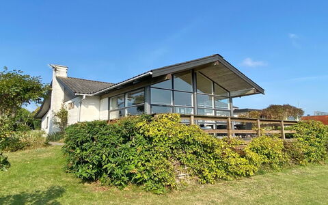 Frithger - 300M from the Sea: Strauch, Haus, Hütte, Zuhause, Dach, Grundstueck, Ländliches Gebiet, Estate, Bauernhaus