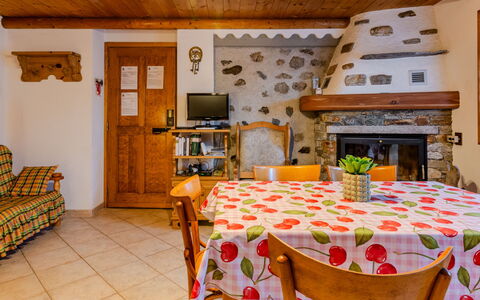 Maria: Möbel, Interior Design, Holz, Zimmer, Zuhause, Flooring, Decke, Stuhl, Cabinetry, Holzbeize
