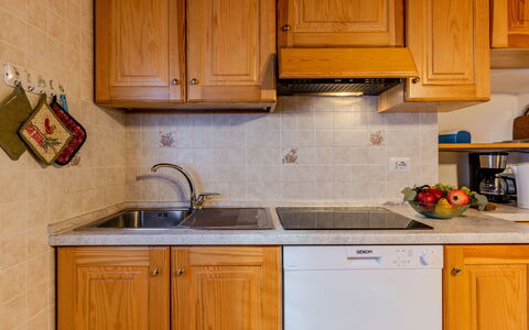 Maria: Küche, Küchengerät, Countertop, Cabinetry, Spüle, Major Appliance, Holz, Sinken, Armatur, Möbel
