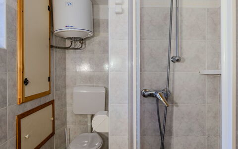 Maria: Badezimmer, Armatur, Wand, Bad Sink, Sinken, Flooring, Toilette, Zapfhahn, Fussboden, Interior Design
