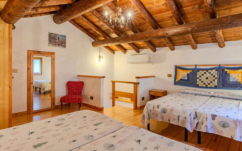 Maria: Holz, Interior Design, Zuhause, Decke, Bett, Zimmer, Schlafzimmer, Holzbeize, Hartholz, Bedding