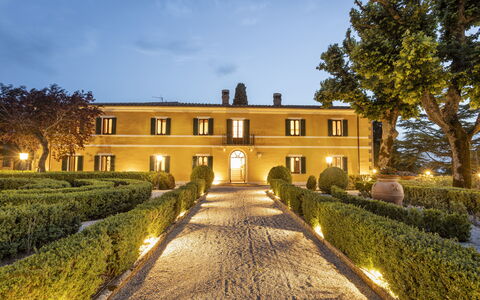 Villa Pianoia: Himmel, Pflanze, Gebäude, Baum, Wolke, Haus, Fenster, Gras, Landschaft, Wohngebiet