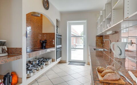 Saga: Interior Design, Flooring, Countertop, Decke, Küche, Fussboden, Zimmer, Fliese, Cabinetry, Wohnung