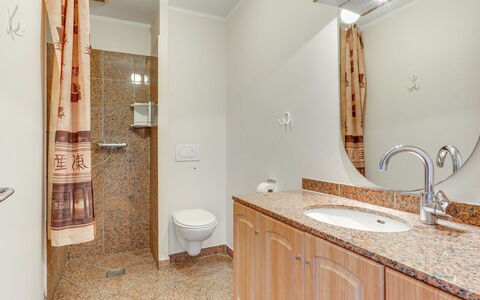 Saga: Bad Sink, Flooring, Armatur, Interior Design, Badezimmerschrank, Fussboden, Badezimmer, Sinken, Spiegel, Installation