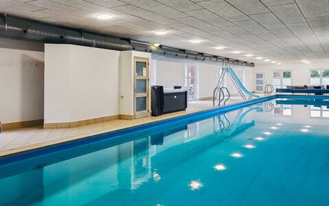 Saga: Flooring, Fussboden, Decke, Schwimmbad, Fliese, Design, Freizeitzentrum, Light Fixture, Daylighting