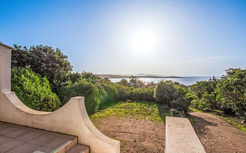 Villa Bruzzi: Himmel, Blau, Horizont, Strauch, Sonnenlicht, Ozean, Landscaping, Küste, Walkway