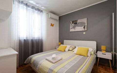 Karlo: Bett, Möbel, Interior Design, Schlafzimmer, Bedding, Bettdecke, Fussboden, Flooring, Zimmer, Linens