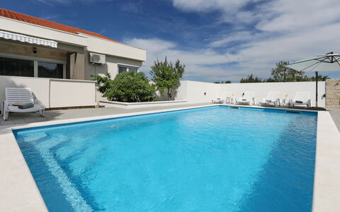 Karlo: Schwimmbad, Resort, Verbundwerkstoff, Gartenmöbel, Hotel, Schatten, Eco Hotel, Villa, Fliese