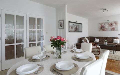 Karlo: Möbel, Interior Design, Flooring, Fussboden, Tabelle, Stuhl, Küche & Esszimmer Tisch, Decke, Esszimmer, Zimmer