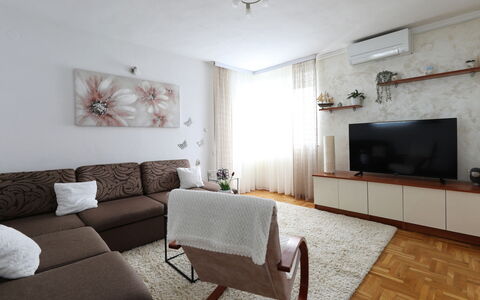 Karlo: Möbel, Interior Design, Couch, Flooring, Wand, Fussboden, Wohnzimmer, Zimmer, Holz, Fernsehen