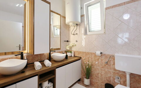Karlo: Interior Design, Sinken, Bad Sink, Armatur, Flooring, Countertop, Badezimmer, Fussboden, Spiegel, Holz