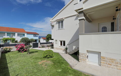 Karlo: Wohngebiet, Zuhause, Haus, Dach, Estate, Vorort, Balkon, Landscaping, Villa
